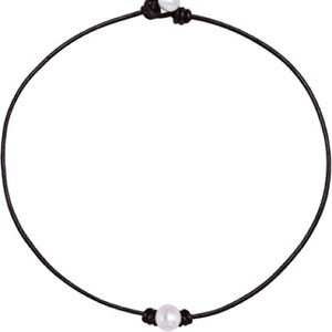 Set of matching pearl necklace and bracelet